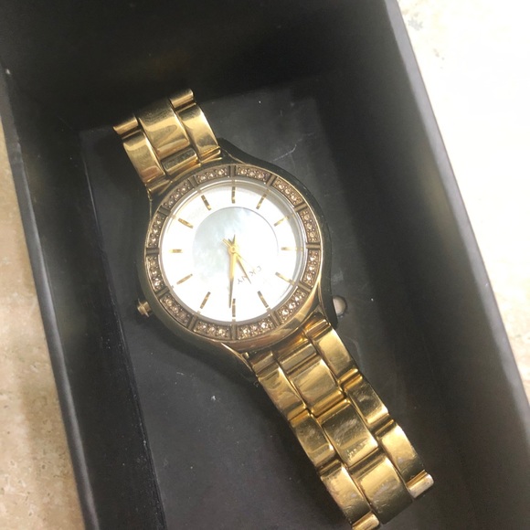 Gold DKNY WATCH price is firm - Picture 2 of 3